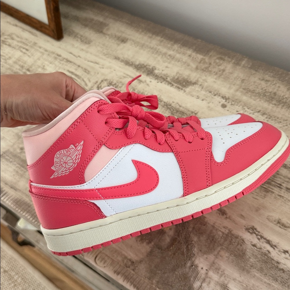 NEW Air Jordan 1 Mid "Strawberries And Cream" sneakers 8.5 - Picture 4 of 8